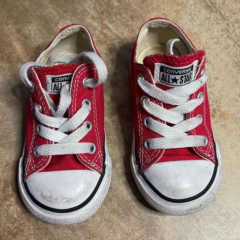 Toddler red All star converses.